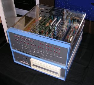 8인치 플로피 디스크 시스템을 갖춘 Altair 8800 컴퓨터