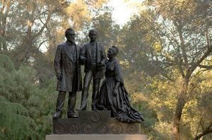 캠퍼스 내 스탠퍼드 일가 동상