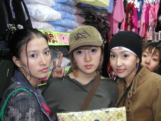 좌측부터 [[황보 (1980년)|황보]], [[이은 (1984년)|이은]], [[보나 (1982년)|보나]] [[정려원|려원]]이 탈퇴한 2004년 당시.