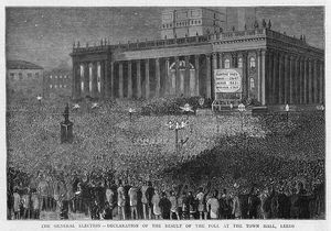 선거 결과를 듣기 위해 리즈 타운홀 밖에 모인 군중