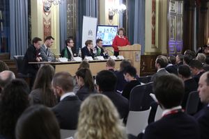 2016년 12월 8일 런던에서 열린 세계 인권 선언 기념 행사에서 연설하는 아넬레이 남작 부인