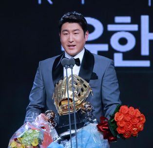 2015년 [[KBO 리그]] 골든 글러브 시상식 당시의 유한준