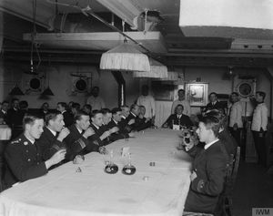 영국 해군 장교들이 함선의 식당에서 국왕에게 건배하는 모습, '제2차 세계 대전 중 영국 해군'이라는 제목의 시리즈에서 발췌.