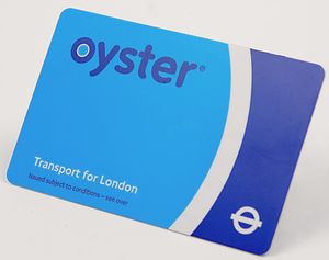 런던 교통 시스템 전반에서 사용되는 비접촉식 스마트 카드인 오이스터 카드(Oyster card)