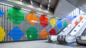 토트넘 코트 로드 역(Tottenham Court Road)에 있는 다니엘 부랭(Daniel Buren)의 작품, 지하철 예술(Art on the Underground)이 의뢰