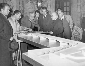 살라자르가 에드가 카르도수의 산타 클라라 다리 모형을 코임브라에서 관찰