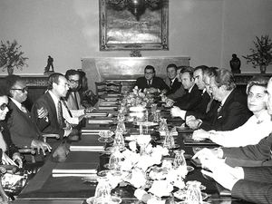 요시프 브로즈 티토 원수와의 공식 유고슬라비아-앙골라 회담, 브리오니 섬 백색 빌라, 네투의 유고슬라비아 사회주의 연방 공화국 방문 중 (1977년)