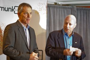 2010년 11월 토론토 먼크 토론회에서의 전 영국 총리 토니 블레어와 히친스