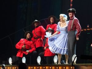 2014년 재결합 공연에서 "나무꾼 노래"(The Lumberjack Song) 공연 장면