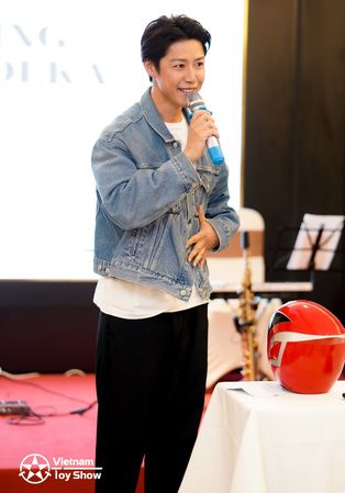 베트남 토이 쇼 팬미팅 이벤트에서의 사이네이 류지 (2023년 12월 24일)