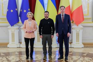 더크로가 2024년 2월 24일 우크라이나 키이우에서 우르줄라 폰 데어 라이엔 유럽 연합 집행위원회 위원장 및 볼로디미르 젤렌스키 우크라이나 대통령과 함께