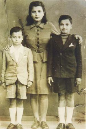 1942년 카이로에서 여동생 카디자와 형 파티와 함께한 아라파트(오른쪽)