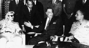 이집트 대통령 가말 압델 나세르가 1970년 9월 27일 카이로에서 열린 긴급 아랍 연맹 정상 회담에서 야세르 아라파트와 요르단의 후세인 1세 국왕 사이에 휴전을 중재하는 모습. 나세르는 그 다음 날 심장마비로 사망했다.