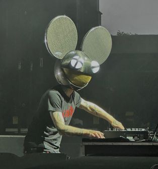 2023년 [[미시간주]] [[그랜드래피즈]]의 벨크냅 공원에서 공연 중인 Deadmau5