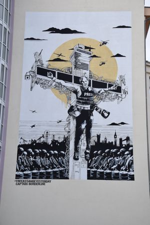 크로이츠베르크(베를린 크로이츠베르크)에 있는 슈트레제만슈트라세 15에서 캡틴 보더라인 예술가 듀오가 만든 벽화 Collateral Crucifixion (FreeAssangeYesterday)