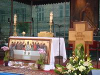 그리스도교 제단 위에 촛불 두 개를 켜 놓은 모습