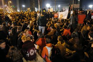 2010년 12월 11일, 마드리드 주재 영국 대사관 앞에서 위키리크스 지지자들이 시위를 벌이고 있다.