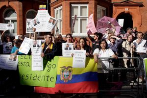 런던 에콰도르 대사관 앞에서 시위하는 위키리크스 지지자들.