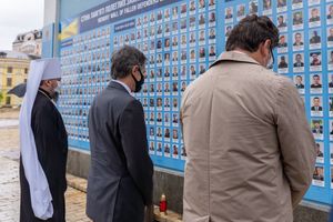 2021년 5월 6일 키이우의 미하일리스카 광장 근처 우크라이나 전몰자 추모의 벽에서 쿨레바, 에피파니우스 대주교, 그리고 미국의 앤터니 블링컨 국무장관