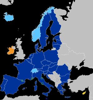 체코는 유럽 단일 시장과 솅겐 지역(위 지도의 진한 파란색과 연한 파란색)의 일원이지만, 자체 통화인 체코 코루나를 사용한다.