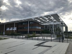 세계에서 가장 강력한 레이저를 보유한 엘리 비임라인즈 과학 센터 돌니 브레자니