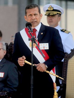 전직 대통령 올란타 우말라가 대통령 띠, 훈장, 지휘봉을 사용하는 모습