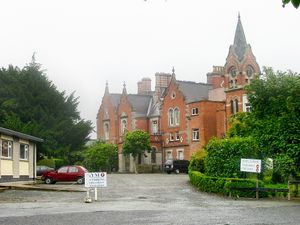 1976년 더블린의 마운트 템플 종합학교(2007년 사진)에 재학 중이던 멤버들이 밴드를 결성했다.