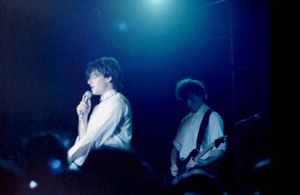 1981년 5월 보이 투어에서 공연하는 보노와 에지