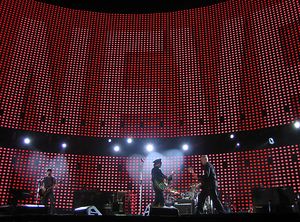 2005년 6월에 촬영된 버티고 투어의 야외 무대는 거대한 LED 스크린을 특징으로 했다.