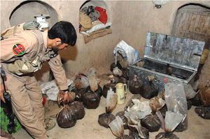 헬만드주의 탈레반 은신처에서 발견된 아편