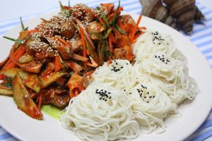 삶은 '소면'과 함께 제공되는 골뱅이무침