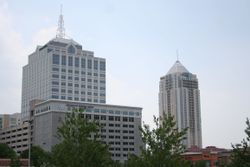 버지니아비치 타운센터. 오른쪽 건물은 웨스틴 버지니아비치 타운센터 앤 레지던시스