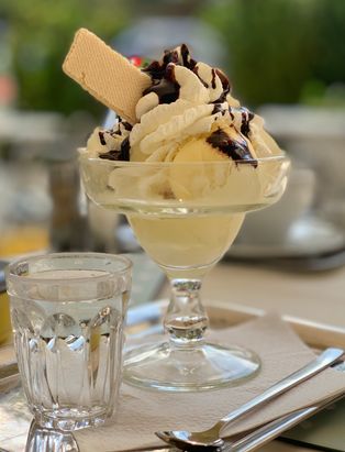 휘핑크림, 초콜릿 소스, 웨이퍼와 함께 제공되는 바닐라 아이스크림