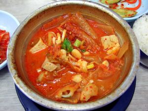 김치찌개는 김치, 채소, 국물 및 기타 재료로 만든 찌개로, 추운 계절에 인기 있는 요리이다.