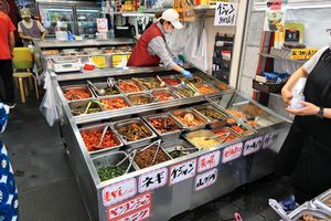 시장에서 판매되는 다양한 한국 반찬