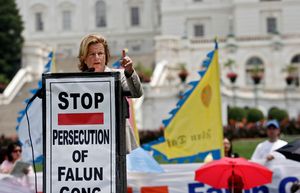 일레나 로스-레티넌 미국 하원의원장이 파룬궁 집회에서 파룬궁 지지발언을 하고 있다