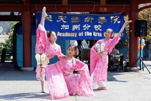 2011년 뉴욕에서 파룬궁 수련자들이 문화공연을 하고 있는 장면