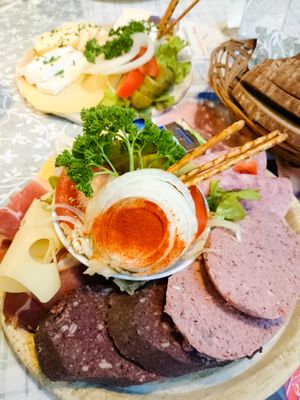 독일 소시지 접시: 야그트부어스트, 간 소시지, 블루트부어스트, 베스트팔렌 햄