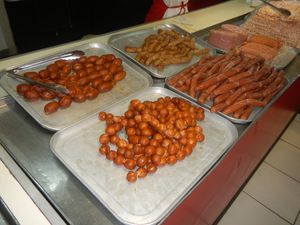 마닐라 퀴아포 시장에서 판매되는 다양한 종류의 필리핀 롱가니사