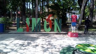 [[2018년 FIFA 월드컵]] 코스타리카 유니폼 전시 중인 도시 워드마크