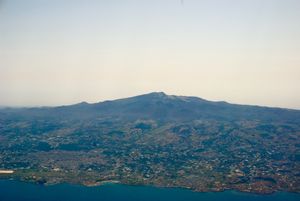 하늘에서 바라본 제주도 북쪽 면. 가운데에 한라산이 보인다.