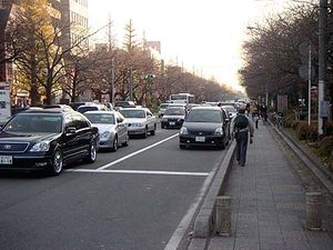 남쪽 출구에서 대학 거리를 바라봄