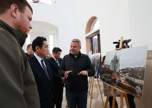 기시다 총리가 부차에서 희생자 묘역을 조문하는 모습