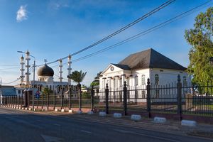 파라마리보에 인접한 유대교 회당과 모스크