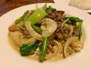 티나크탁(Tinaktak), 야채와 함께 코코넛 밀크에 볶은 잘게 간 고기 요리