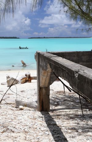 팬 아메리칸 항공 수상기 재급유소와 공항의 잔해