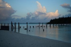 피일 섬으로 가는 옛 다리의 잔해