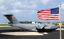웨이크섬 비행장에 주기 중인 미국 공군의 C-17