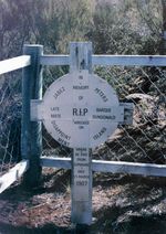 제이비즈 피터스(Jabez Peters)의 묘. 처음에는 디사포인트먼트섬에 매장되었으나, 본섬 하드윅의 묘지로 이장되었다.