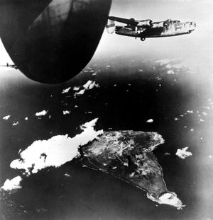 1944년 12월 15일 이오지마 공격 후 B-24 리베레이터(Liberator) 폭격기들